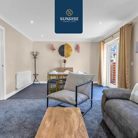 Villa L1 - Large 4 Bedroom House With 6 Beds And 3 Bathrooms, Tvs In Each Room, Free Parking, Fully Equipped, Local Amenities, Easy Ring Road Access, Special Rates, Invoice And Reduced Price Only Via Sunrise Short Lets *
