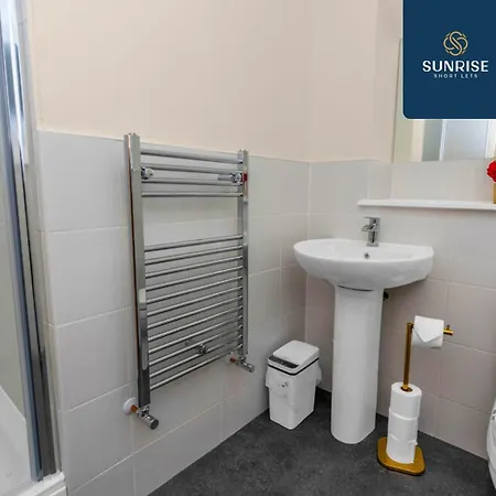 Villa L1 - Large 4 Bedroom House With 6 Beds And 3 Bathrooms, Tvs In Each Room, Free Parking, Fully Equipped, Local Amenities, Easy Ring Road Access, Special Rates, Invoice And Reduced Price Only Via Sunrise Short Lets Dundee
