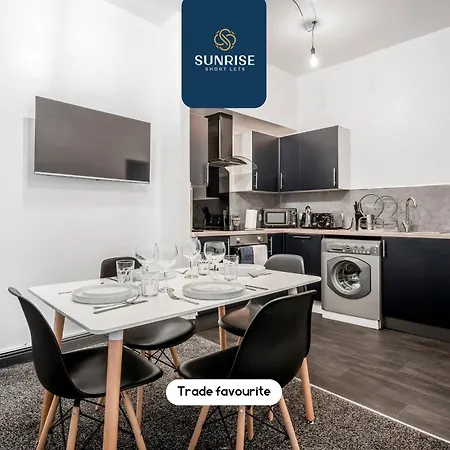 Law 3 - Digs - 2 Rooms, 4 Double Beds, Fully Equipped, Free Parking, Wifi, 3Xsmart Tvs, Groups, Families, Food, Shops, Bars, Centrally Located, Price Match Gaurantee, Short Or Long Stays, Weekly Or Monthly Rates Available By Sunrise Short Lets *