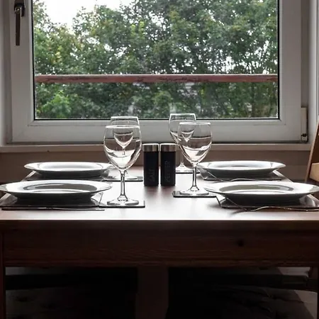 ☆bright Apartment, Near + Centre☆