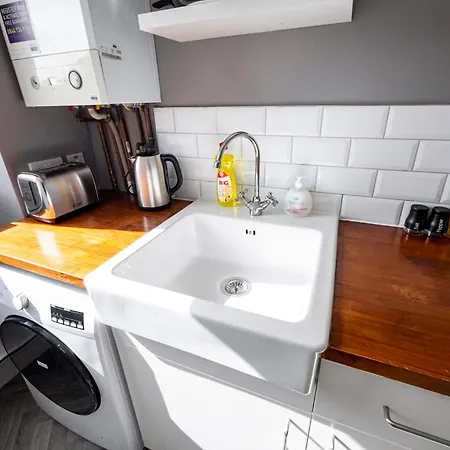 New Superhost Listing: Bright Flat Nr. Apartment *