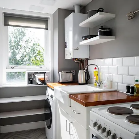 New Superhost Listing: Bright Flat Nr. * Dundee