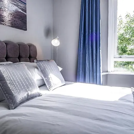 New Superhost Listing: Bright Flat Nr. Apartment *