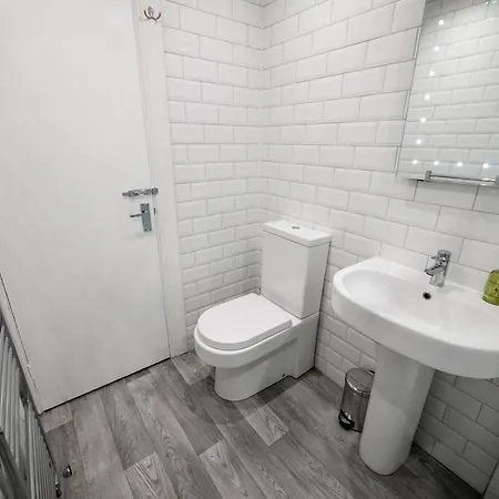 New Superhost Listing: Bright Flat Nr. Apartment *