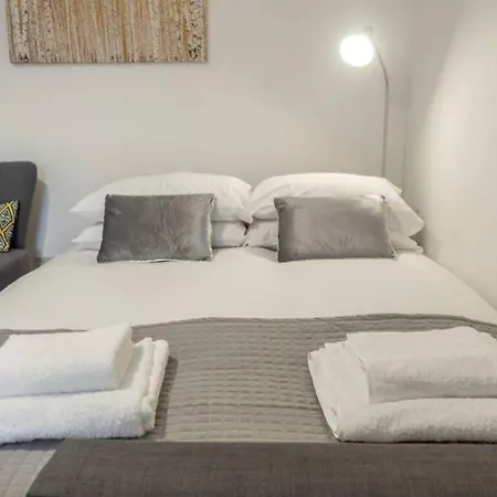 ☆ Quiet Ground Floor Near ☆ Apartamento Dundee