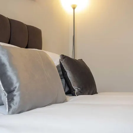 Apartamento ☆ Quiet Ground Floor Near ☆
