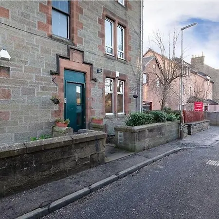 ☆ Quiet Ground Floor Near ☆ Apartamento *