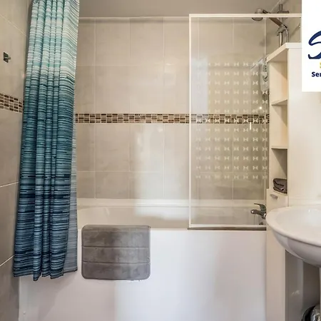 The Law, Has 4 Rooms With Tvs, 2 Bathrooms, Central, Free Parking, Fully Equipped, Contractor And Trades Favourite, 5 Mins To Centre - Vat And Reduced Price Gaurantee And Long Stay Rates Available, Go To Sunrise Short Lets Dundee * Dundee