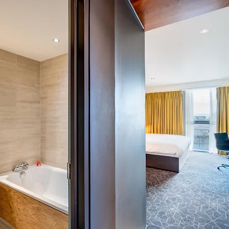 Apex Quay & Hotel 4*
