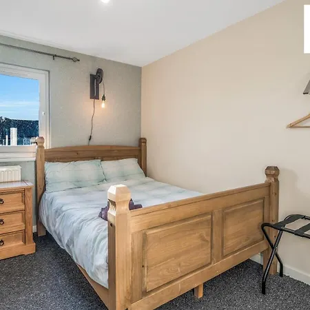 The Law, Has 4 Rooms With Tvs, 2 Bathrooms, Central, Free Parking, Fully Equipped, Contractor And Trades Favourite, 5 Mins To Centre - Vat And Reduced Price Gaurantee And Long Stay Rates Available, Go To Sunrise Short Lets Dundee Apartment
