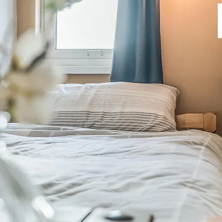 The Law, Has 4 Rooms With Tvs, 2 Bathrooms, Central, Free Parking, Fully Equipped, Contractor And Trades Favourite, 5 Mins To Centre - Vat And Reduced Price Gaurantee And Long Stay Rates Available, Go To Sunrise Short Lets Dundee Apartment *