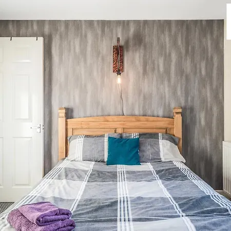 The Law, Has 4 Rooms With Tvs, 2 Bathrooms, Central, Free Parking, Fully Equipped, Contractor And Trades Favourite, 5 Mins To Centre - Vat And Reduced Price Gaurantee And Long Stay Rates Available, Go To Sunrise Short Lets Dundee