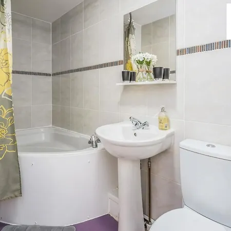 The Law, Has 4 Rooms With Tvs, 2 Bathrooms, Central, Free Parking, Fully Equipped, Contractor And Trades Favourite, 5 Mins To Centre - Vat And Reduced Price Gaurantee And Long Stay Rates Available, Go To Sunrise Short Lets Dundee Apartment