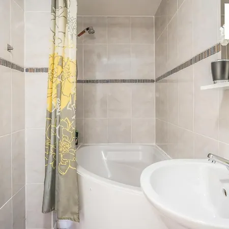 Apartment The Law, Has 4 Rooms With Tvs, 2 Bathrooms, Central, Free Parking, Fully Equipped, Contractor And Trades Favourite, 5 Mins To Centre - Vat And Reduced Price Gaurantee And Long Stay Rates Available, Go To Sunrise Short Lets Dundee Dundee