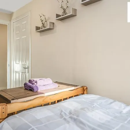 The Law, Has 4 Rooms With Tvs, 2 Bathrooms, Central, Free Parking, Fully Equipped, Contractor And Trades Favourite, 5 Mins To Centre - Vat And Reduced Price Gaurantee And Long Stay Rates Available, Go To Sunrise Short Lets Dundee