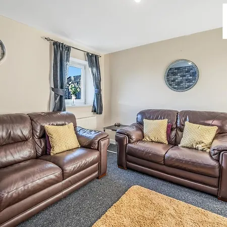 The Law, Has 4 Rooms With Tvs, 2 Bathrooms, Central, Free Parking, Fully Equipped, Contractor And Trades Favourite, 5 Mins To Centre - Vat And Reduced Price Gaurantee And Long Stay Rates Available, Go To Sunrise Short Lets Dundee Apartment Dundee