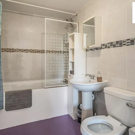 The Law, Has 4 Rooms With Tvs, 2 Bathrooms, Central, Free Parking, Fully Equipped, Contractor And Trades Favourite, 5 Mins To Centre - Vat And Reduced Price Gaurantee And Long Stay Rates Available, Go To Sunrise Short Lets Dundee Apartment *