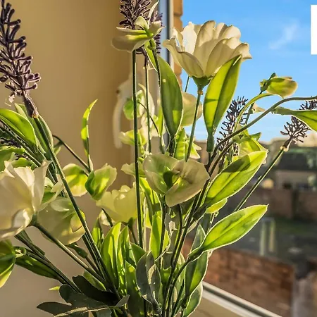 Apartment The Law, Has 4 Rooms With Tvs, 2 Bathrooms, Central, Free Parking, Fully Equipped, Contractor And Trades Favourite, 5 Mins To Centre - Vat And Reduced Price Gaurantee And Long Stay Rates Available, Go To Sunrise Short Lets Dundee Dundee