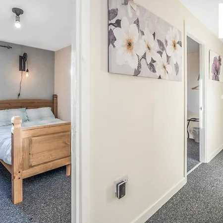 The Law, Has 4 Rooms With Tvs, 2 Bathrooms, Central, Free Parking, Fully Equipped, Contractor And Trades Favourite, 5 Mins To Centre - Vat And Reduced Price Gaurantee And Long Stay Rates Available, Go To Sunrise Short Lets Dundee Apartment Dundee