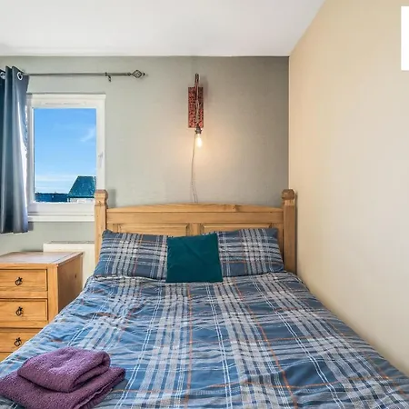 Apartment The Law, Has 4 Rooms With Tvs, 2 Bathrooms, Central, Free Parking, Fully Equipped, Contractor And Trades Favourite, 5 Mins To Centre - Vat And Reduced Price Gaurantee And Long Stay Rates Available, Go To Sunrise Short Lets Dundee