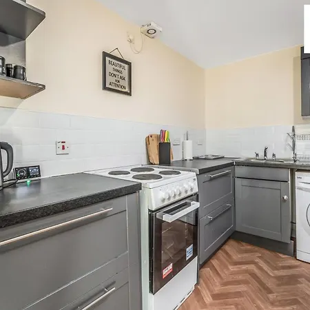 Apartment The Law, Has 4 Rooms With Tvs, 2 Bathrooms, Central, Free Parking, Fully Equipped, Contractor And Trades Favourite, 5 Mins To Centre - Vat And Reduced Price Gaurantee And Long Stay Rates Available, Go To Sunrise Short Lets Dundee Dundee