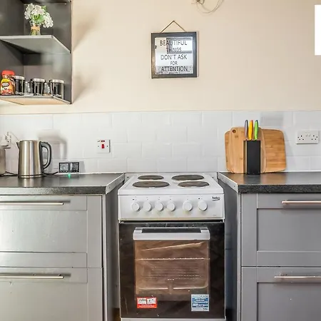 The Law, Has 4 Rooms With Tvs, 2 Bathrooms, Central, Free Parking, Fully Equipped, Contractor And Trades Favourite, 5 Mins To Centre - Vat And Reduced Price Gaurantee And Long Stay Rates Available, Go To Sunrise Short Lets Dundee Dundee