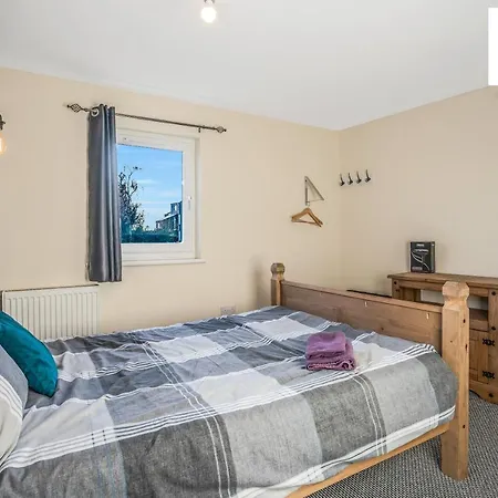 Apartment The Law, Has 4 Rooms With Tvs, 2 Bathrooms, Central, Free Parking, Fully Equipped, Contractor And Trades Favourite, 5 Mins To Centre - Vat And Reduced Price Gaurantee And Long Stay Rates Available, Go To Sunrise Short Lets Dundee *
