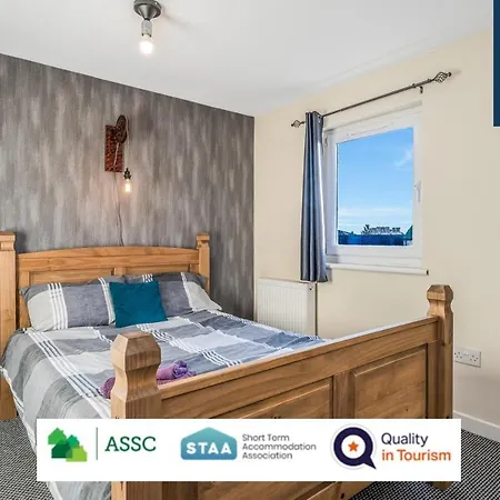 Apartment The Law, Has 4 Rooms With Tvs, 2 Bathrooms, Central, Free Parking, Fully Equipped, Contractor And Trades Favourite, 5 Mins To Centre - Vat And Reduced Price Gaurantee And Long Stay Rates Available, Go To Sunrise Short Lets Dundee *