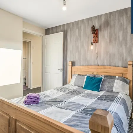 The Law, Has 4 Rooms With Tvs, 2 Bathrooms, Central, Free Parking, Fully Equipped, Contractor And Trades Favourite, 5 Mins To Centre - Vat And Reduced Price Gaurantee And Long Stay Rates Available, Go To Sunrise Short Lets Dundee Dundee