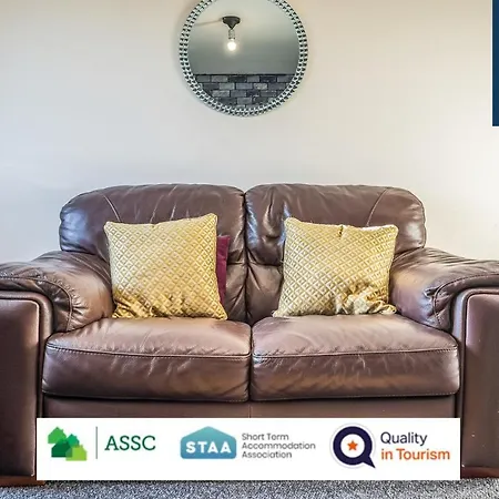Apartment The Law, Has 4 Rooms With Tvs, 2 Bathrooms, Central, Free Parking, Fully Equipped, Contractor And Trades Favourite, 5 Mins To Centre - Vat And Reduced Price Gaurantee And Long Stay Rates Available, Go To Sunrise Short Lets Dundee *