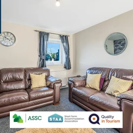 The Law, Has 4 Rooms With Tvs, 2 Bathrooms, Central, Free Parking, Fully Equipped, Contractor And Trades Favourite, 5 Mins To Centre - Vat And Reduced Price Gaurantee And Long Stay Rates Available, Go To Sunrise Short Lets Dundee * Dundee