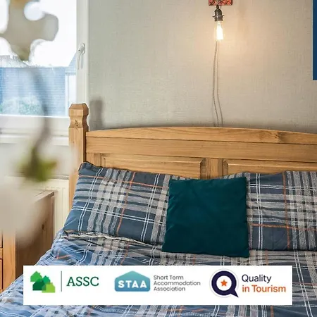 The Law, Has 4 Rooms With Tvs, 2 Bathrooms, Central, Free Parking, Fully Equipped, Contractor And Trades Favourite, 5 Mins To Centre - Vat And Reduced Price Gaurantee And Long Stay Rates Available, Go To Sunrise Short Lets Dundee *