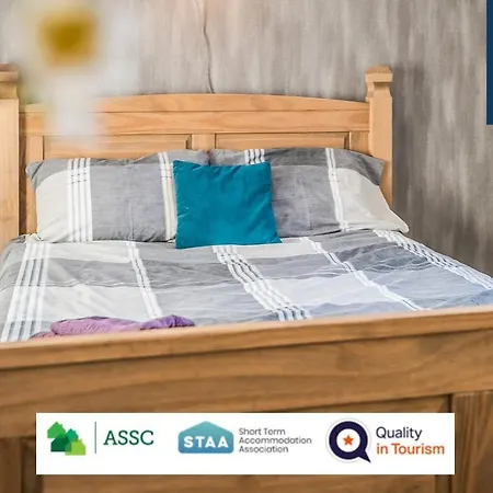The Law, Has 4 Rooms With Tvs, 2 Bathrooms, Central, Free Parking, Fully Equipped, Contractor And Trades Favourite, 5 Mins To Centre - Vat And Reduced Price Gaurantee And Long Stay Rates Available, Go To Sunrise Short Lets Dundee Apartment Dundee