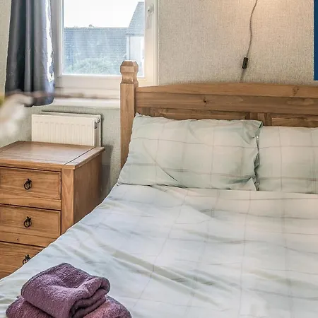 The Law, Has 4 Rooms With Tvs, 2 Bathrooms, Central, Free Parking, Fully Equipped, Contractor And Trades Favourite, 5 Mins To Centre - Vat And Reduced Price Gaurantee And Long Stay Rates Available, Go To Sunrise Short Lets Dundee * Dundee