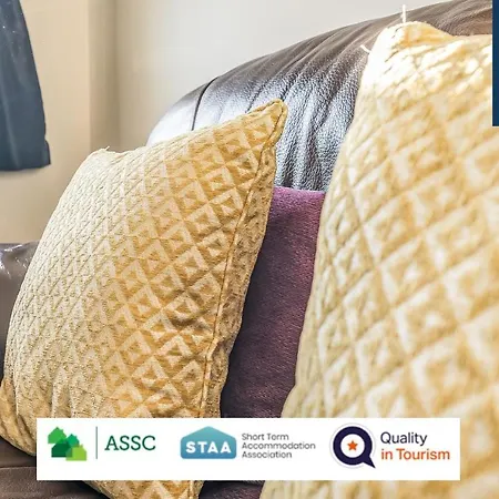 The Law, Has 4 Rooms With Tvs, 2 Bathrooms, Central, Free Parking, Fully Equipped, Contractor And Trades Favourite, 5 Mins To Centre - Vat And Reduced Price Gaurantee And Long Stay Rates Available, Go To Sunrise Short Lets Dundee Apartment
