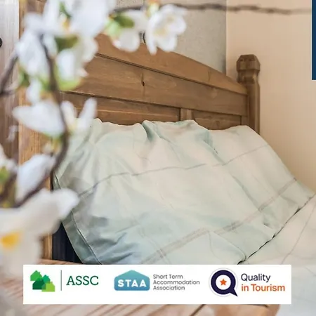 The Law, Has 4 Rooms With Tvs, 2 Bathrooms, Central, Free Parking, Fully Equipped, Contractor And Trades Favourite, 5 Mins To Centre - Vat And Reduced Price Gaurantee And Long Stay Rates Available, Go To Sunrise Short Lets Dundee Apartment *