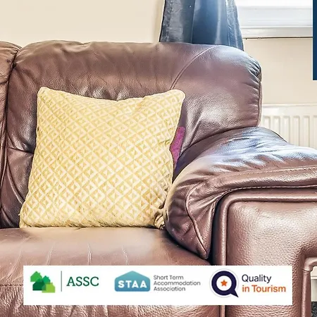The Law, Has 4 Rooms With Tvs, 2 Bathrooms, Central, Free Parking, Fully Equipped, Contractor And Trades Favourite, 5 Mins To Centre - Vat And Reduced Price Gaurantee And Long Stay Rates Available, Go To Sunrise Short Lets Dundee *
