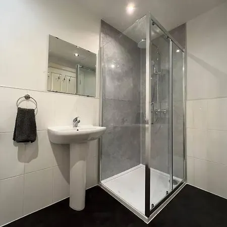 Modern In Centre Apartment *