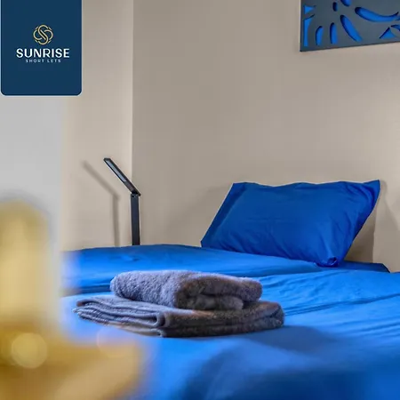 Muirton House 2 - Sleeps 8 Has 4 Twin Bedrooms With 4 Car Driveway, 2 Bathrooms, Smart Tv, Fully Equipped Kitchen, Large Dining And Living Space, Rear Garden, Free Wifi, Long Stays Welcome, Price Match Gaurantee By Sunrise Short Lets Casa de férias Dundee