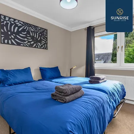 Muirton House 2 - Sleeps 8 Has 4 Twin Bedrooms With 4 Car Driveway, 2 Bathrooms, Smart Tv, Fully Equipped Kitchen, Large Dining And Living Space, Rear Garden, Free Wifi, Long Stays Welcome, Price Match Gaurantee By Sunrise Short Lets *