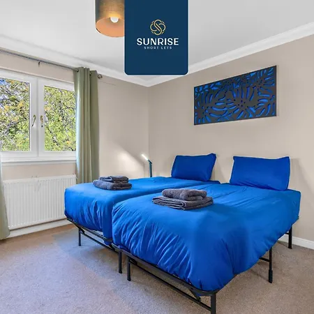 Muirton House 2 - Sleeps 8 Has 4 Twin Bedrooms With 4 Car Driveway, 2 Bathrooms, Smart Tv, Fully Equipped Kitchen, Large Dining And Living Space, Rear Garden, Free Wifi, Long Stays Welcome, Price Match Gaurantee By Sunrise Short Lets Casa de férias Dundee