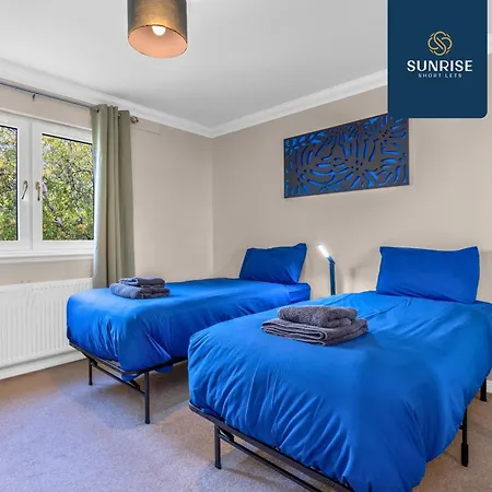 Muirton House 2 - Sleeps 8 Has 4 Twin Bedrooms With 4 Car Driveway, 2 Bathrooms, Smart Tv, Fully Equipped Kitchen, Large Dining And Living Space, Rear Garden, Free Wifi, Long Stays Welcome, Price Match Gaurantee By Sunrise Short Lets *