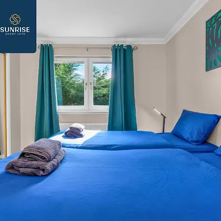 Muirton House 2 - Sleeps 8 Has 4 Twin Bedrooms With 4 Car Driveway, 2 Bathrooms, Smart Tv, Fully Equipped Kitchen, Large Dining And Living Space, Rear Garden, Free Wifi, Long Stays Welcome, Price Match Gaurantee By Sunrise Short Lets * Dundee