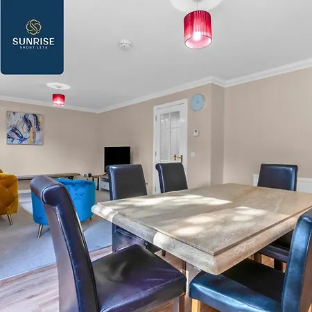 Muirton House 2 - Sleeps 8 Has 4 Twin Bedrooms With 4 Car Driveway, 2 Bathrooms, Smart Tv, Fully Equipped Kitchen, Large Dining And Living Space, Rear Garden, Free Wifi, Long Stays Welcome, Price Match Gaurantee By Sunrise Short Lets Casa de férias