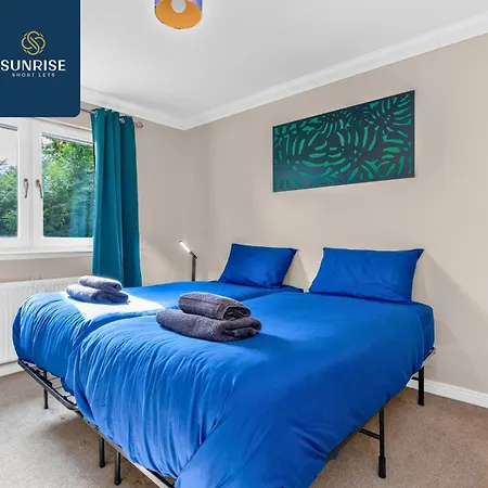 Casa de férias Muirton House 2 - Sleeps 8 Has 4 Twin Bedrooms With 4 Car Driveway, 2 Bathrooms, Smart Tv, Fully Equipped Kitchen, Large Dining And Living Space, Rear Garden, Free Wifi, Long Stays Welcome, Price Match Gaurantee By Sunrise Short Lets