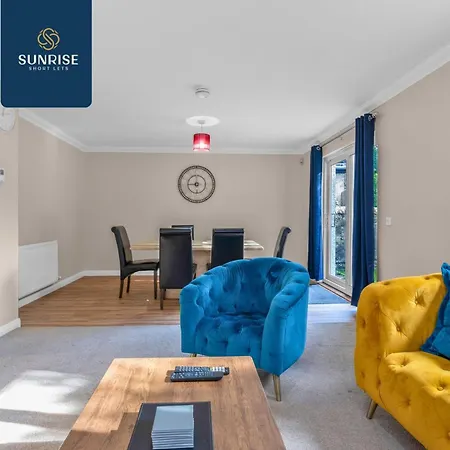 Muirton House 2 - Sleeps 8 Has 4 Twin Bedrooms With 4 Car Driveway, 2 Bathrooms, Smart Tv, Fully Equipped Kitchen, Large Dining And Living Space, Rear Garden, Free Wifi, Long Stays Welcome, Price Match Gaurantee By Sunrise Short Lets *