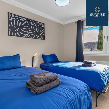 Muirton House 2 - Sleeps 8 Has 4 Twin Bedrooms With 4 Car Driveway, 2 Bathrooms, Smart Tv, Fully Equipped Kitchen, Large Dining And Living Space, Rear Garden, Free Wifi, Long Stays Welcome, Price Match Gaurantee By Sunrise Short Lets Dundee