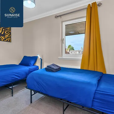 Casa de férias Muirton House 2 - Sleeps 8 Has 4 Twin Bedrooms With 4 Car Driveway, 2 Bathrooms, Smart Tv, Fully Equipped Kitchen, Large Dining And Living Space, Rear Garden, Free Wifi, Long Stays Welcome, Price Match Gaurantee By Sunrise Short Lets