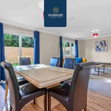 Muirton House 2 - Sleeps 8 Has 4 Twin Bedrooms With 4 Car Driveway, 2 Bathrooms, Smart Tv, Fully Equipped Kitchen, Large Dining And Living Space, Rear Garden, Free Wifi, Long Stays Welcome, Price Match Gaurantee By Sunrise Short Lets Casa de férias Dundee