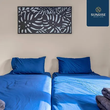 Casa de férias Muirton House 2 - Sleeps 8 Has 4 Twin Bedrooms With 4 Car Driveway, 2 Bathrooms, Smart Tv, Fully Equipped Kitchen, Large Dining And Living Space, Rear Garden, Free Wifi, Long Stays Welcome, Price Match Gaurantee By Sunrise Short Lets Dundee